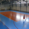 ** Lielā sporta zāle – atbilstoša treniņiem un sacensībām florbolā,telpu futbolā,basketbolā, volejbolā, handbolā un citos sporta veidos./izmēri 24x44m,tablo,apskaņošana/
