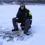 Raivis Nikolājevs uz ledus makšķerē pirmo reizi mūžā.