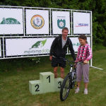 Jānis Ozols pasniedz Anetei savu lielo balvu-Jaunu velosipēdu